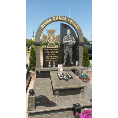 Памятник военному с зеленого гранита